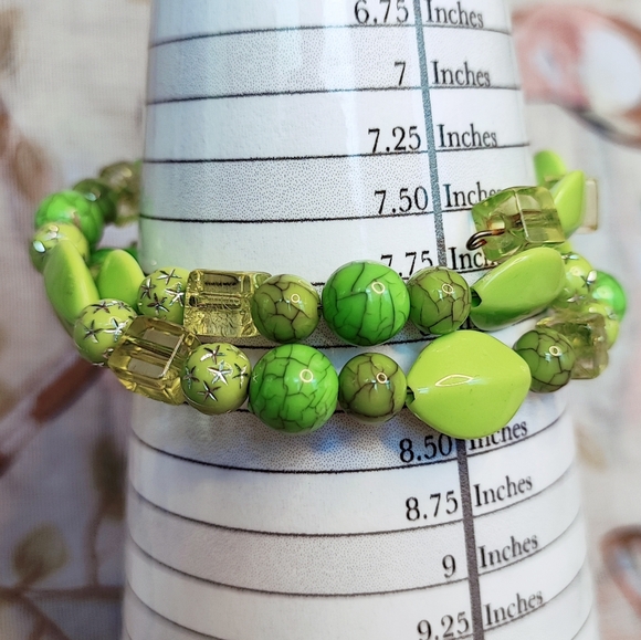 Pistachio Green Lucite Crackled Silver Atomic Beaded Cubed Memory Wire Bracelet - Picture 2 of 11